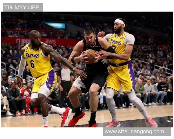 詹姆斯与湖人关系紧张球迷期待他在最后一季的归宿与传奇