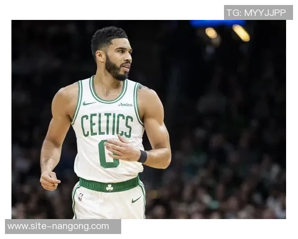 绿军发布塔图姆参加队内训练对抗照片引发复出期待 绿军发布塔图姆参加队内训练对抗照片引发复出期待